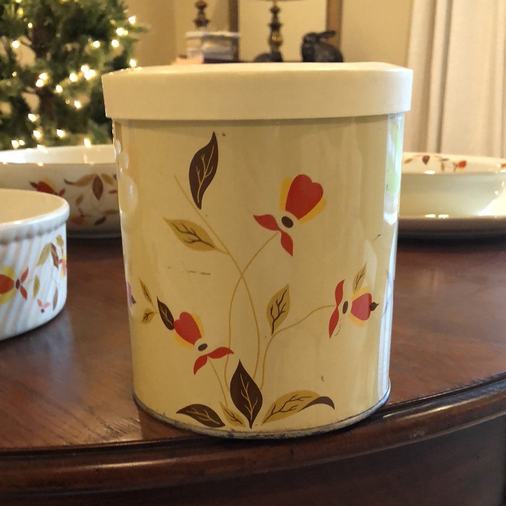 Hall Jewel Tea Autumn Leaf tin canister with plastic lid.